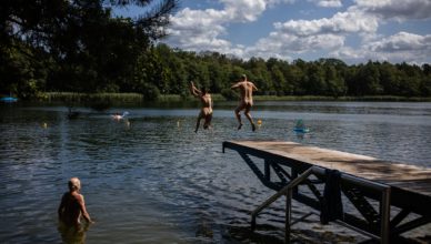 Nudistas en un lago en Alemania